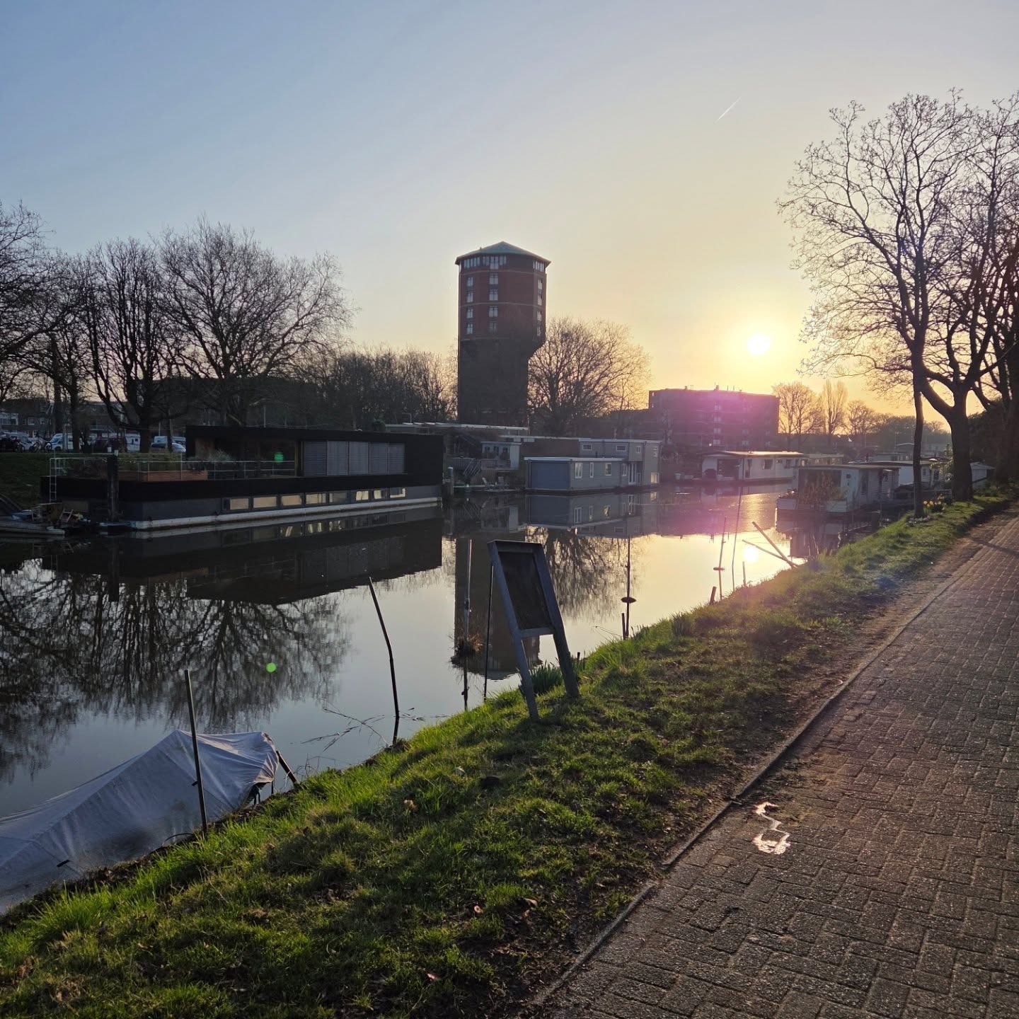 Even een kleine wandeling in de vroege lentezon voordat er weer verder gewerkt wordt aan de inkomstenbelastingen. Heb jij al je documenten al verzameld?